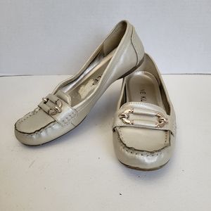 Anne Klein Sz 6 Flat Leather Loafer Gold Hardware Emblem Taupe Ivory Metallic